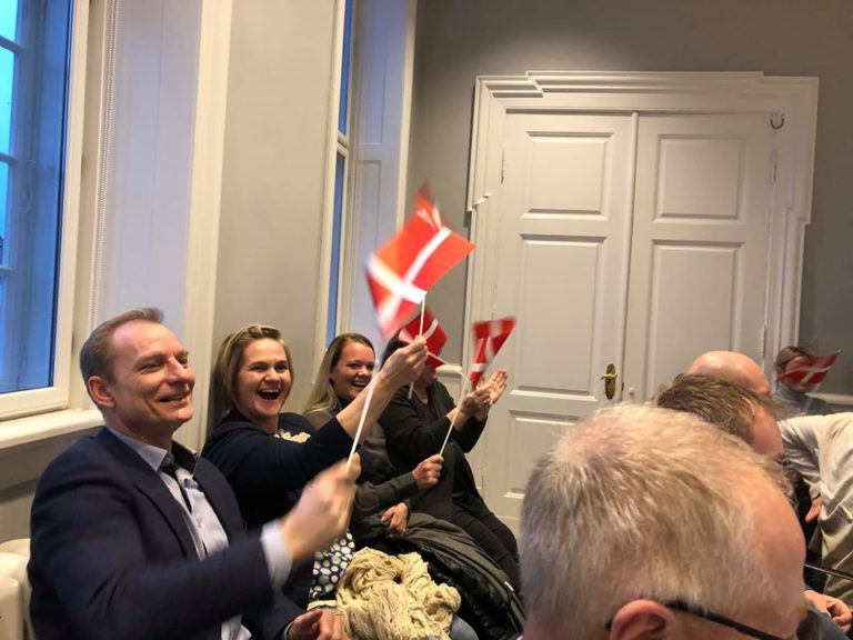 Hjerm fejrede landsbyordningen med flag i byrådssalen